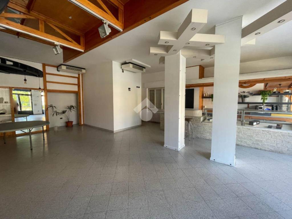 negozio in vendita ad Olgiate Molgora in zona San Zeno