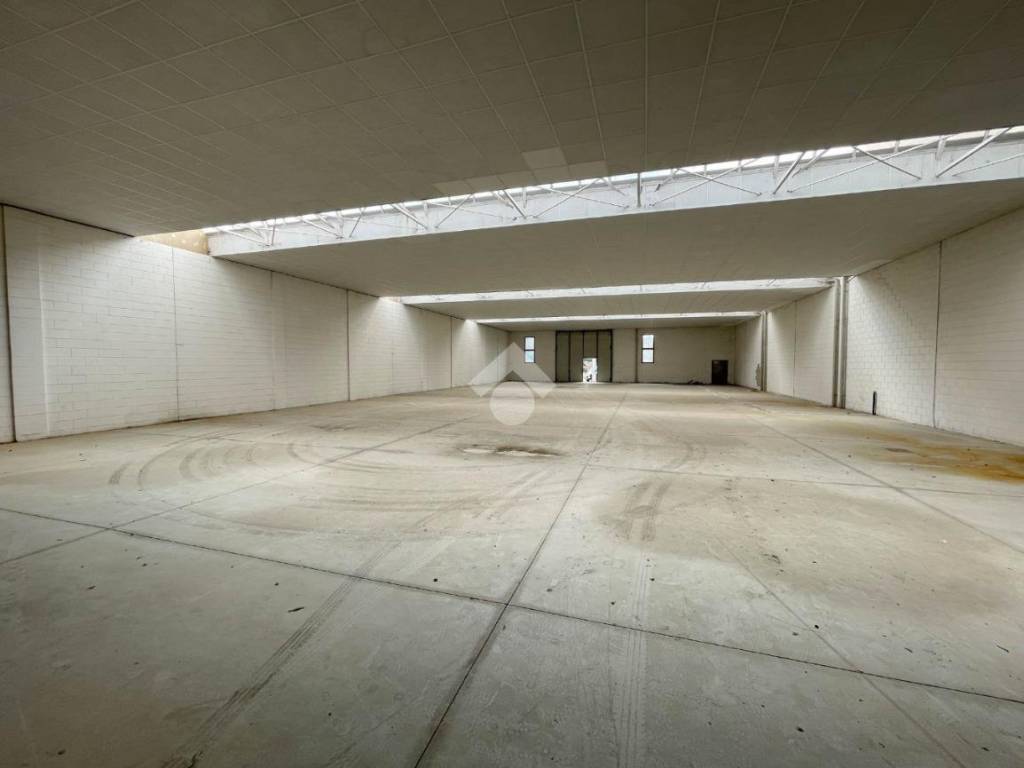 locale commerciale in vendita ad Olgiate Molgora in zona Canova