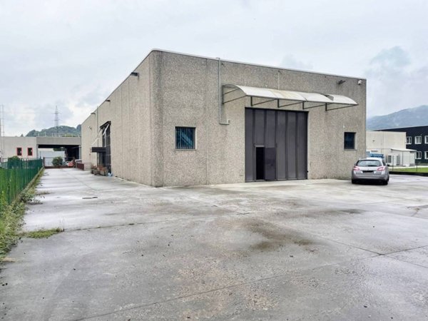 locale commerciale in vendita ad Olgiate Molgora in zona Canova