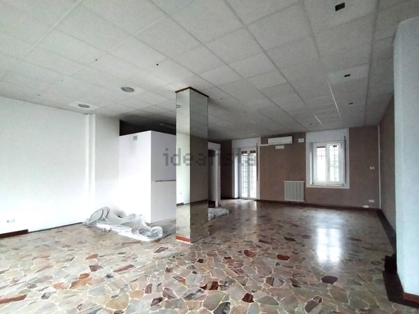 locale commerciale in vendita ad Olginate