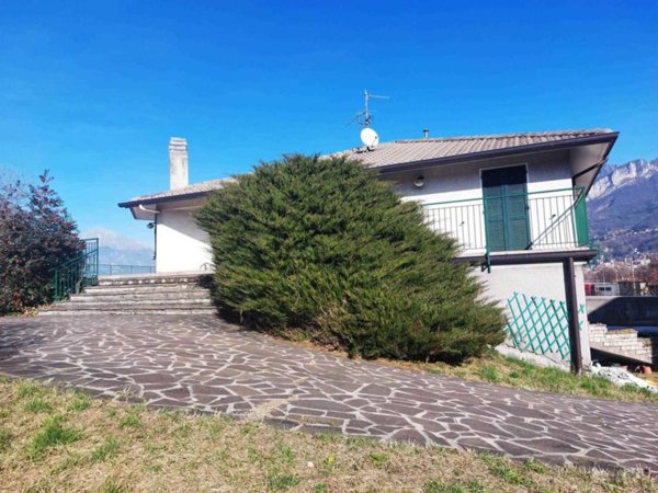casa indipendente in vendita ad Olginate in zona Capiate