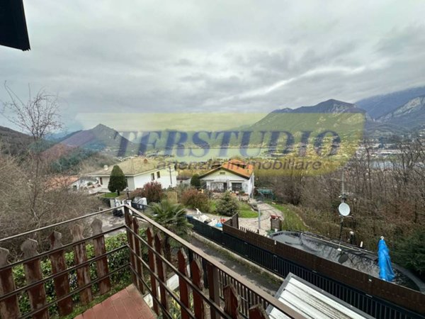 casa indipendente in vendita ad Olginate in zona Consonno