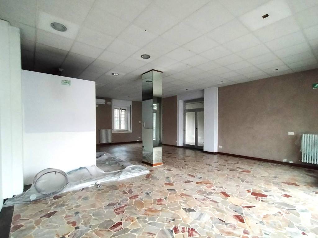 negozio in vendita ad Olginate