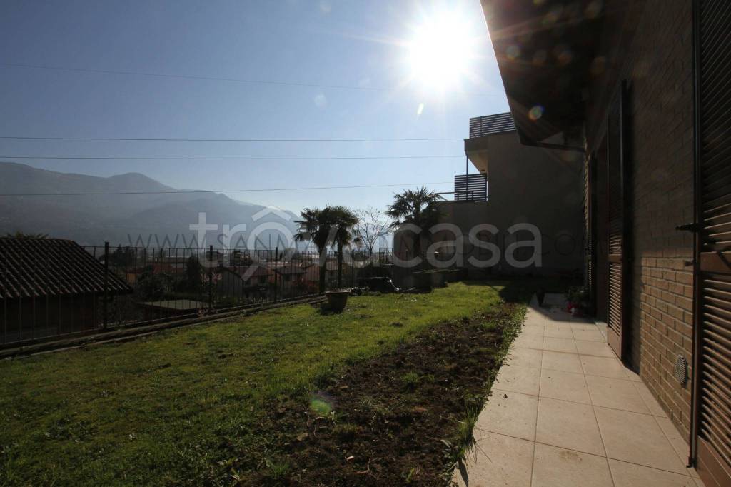 casa indipendente in vendita ad Olginate in zona Capiate