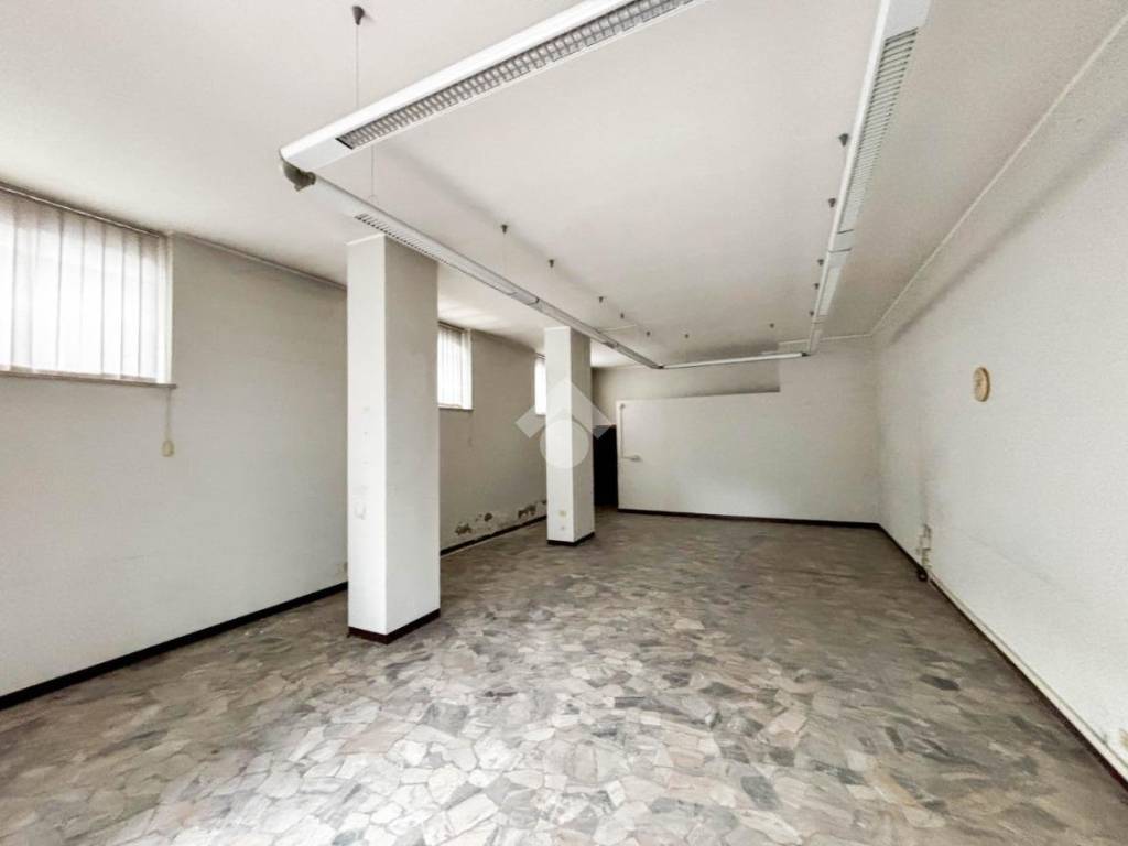 negozio in vendita ad Olginate