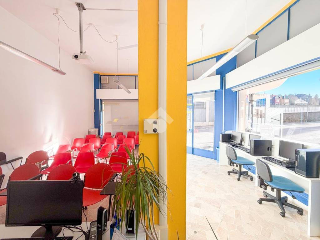 negozio in vendita ad Olginate