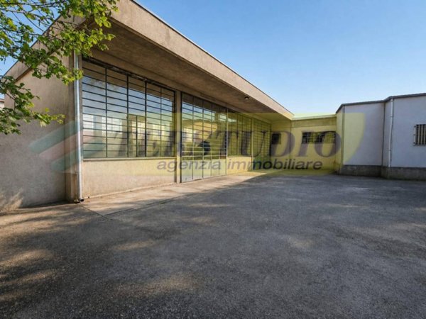 locale di sgombero in vendita ad Olginate