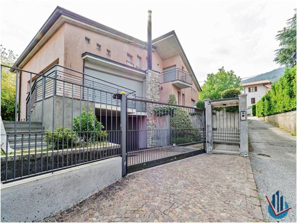 casa indipendente in vendita ad Olginate in zona Capiate