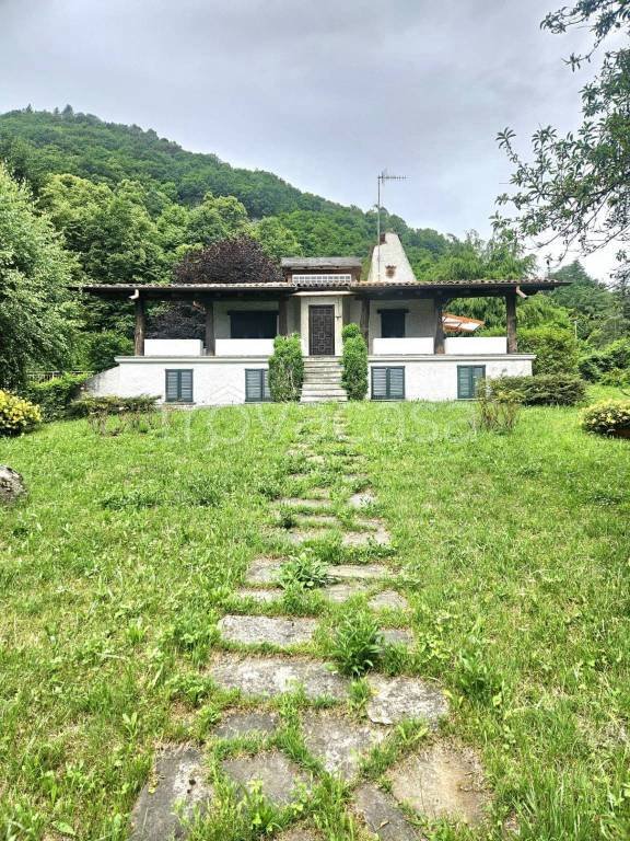 casa indipendente in vendita ad Oliveto Lario