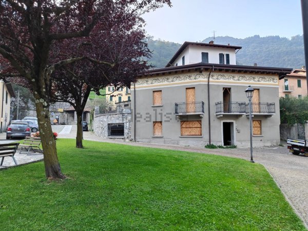 quadrivano in vendita ad Oliveto Lario in zona Limonta