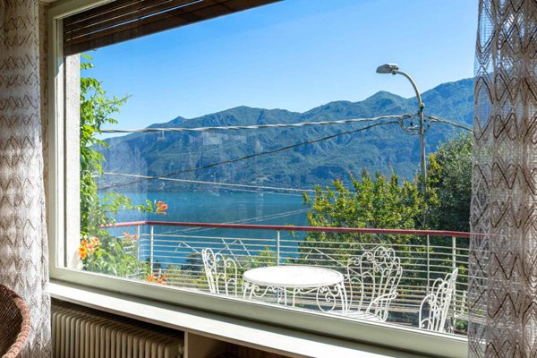 casa indipendente in vendita ad Oliveto Lario in zona Limonta