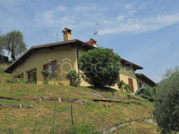 casa indipendente in vendita ad Oliveto Lario in zona Limonta