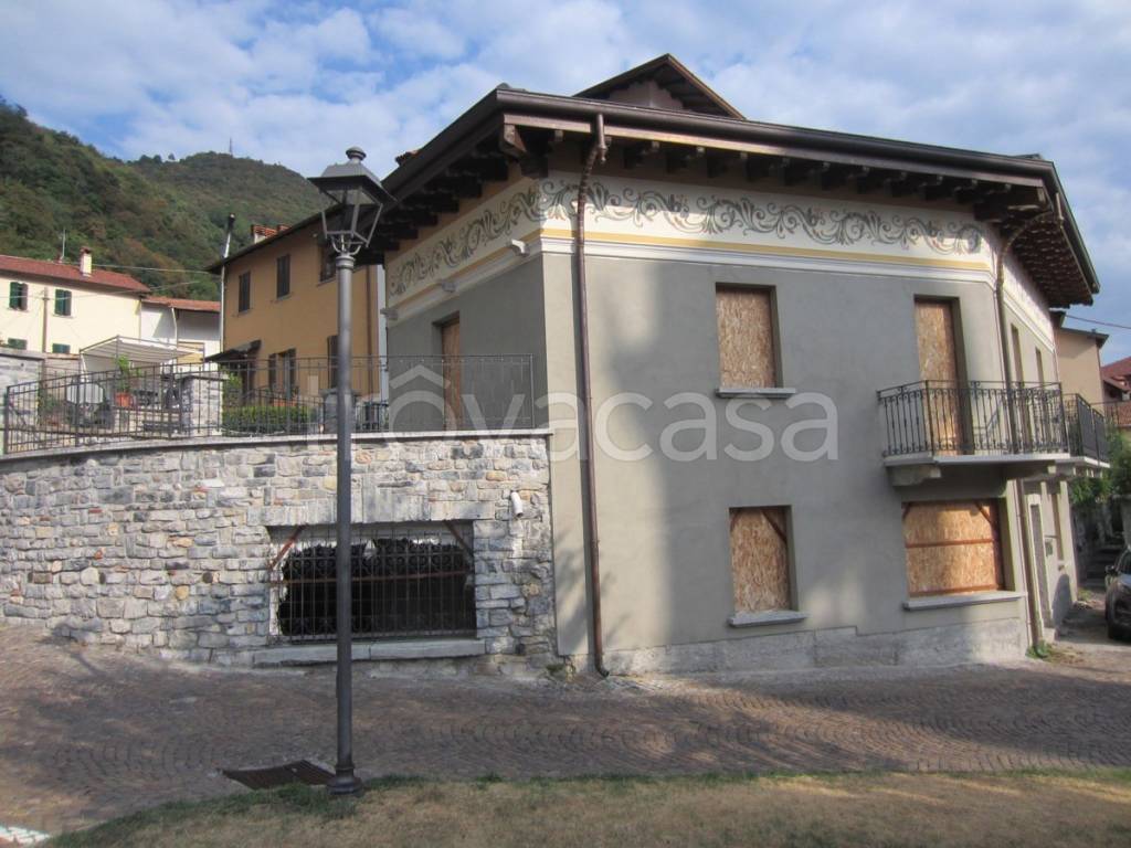 casa indipendente in vendita ad Oliveto Lario in zona Limonta