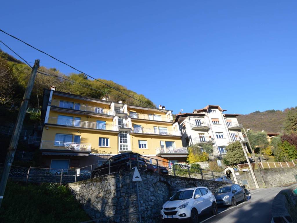 appartamento in vendita ad Oliveto Lario in zona Limonta