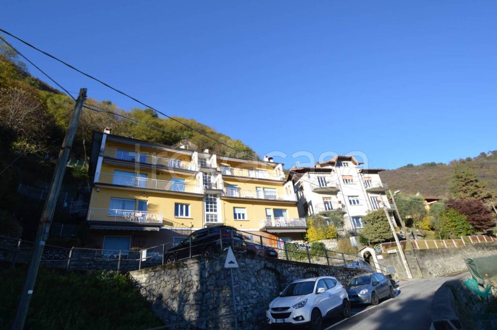 appartamento in vendita ad Oliveto Lario in zona Limonta