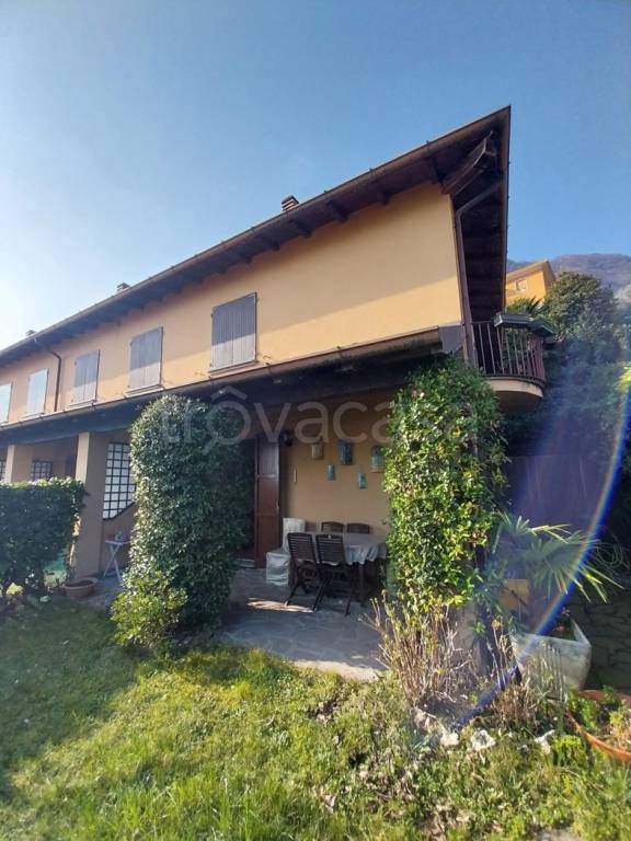 casa indipendente in vendita ad Oliveto Lario in zona Limonta