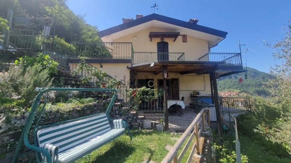 casa indipendente in vendita ad Oliveto Lario