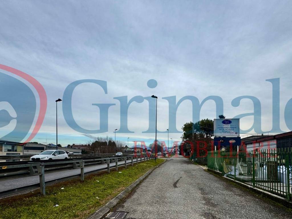 locale commerciale in vendita ad Osnago