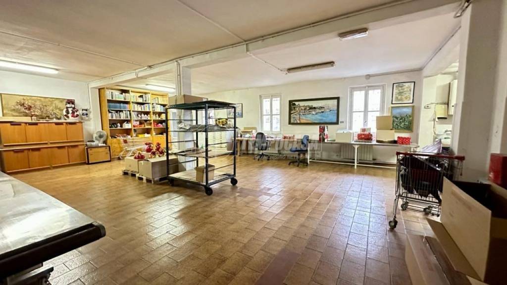 locale commerciale in vendita ad Osnago