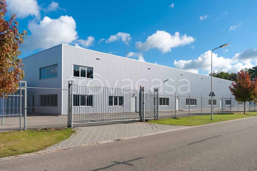 locale commerciale in vendita ad Osnago