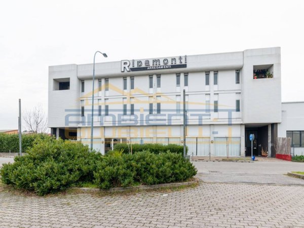 negozio in vendita ad Osnago