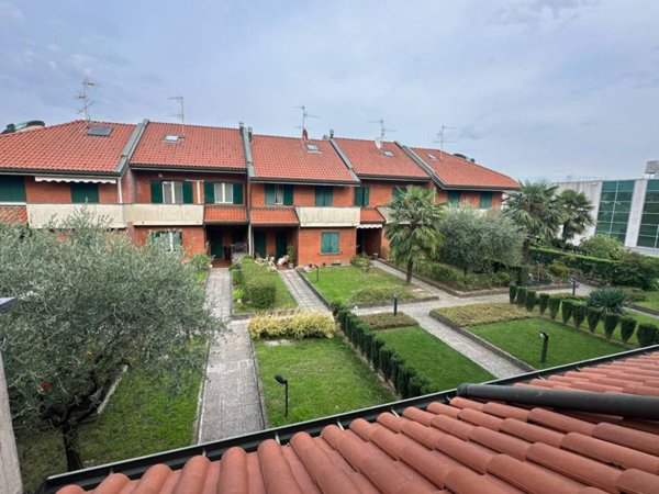 casa indipendente in vendita ad Osnago in zona Canova