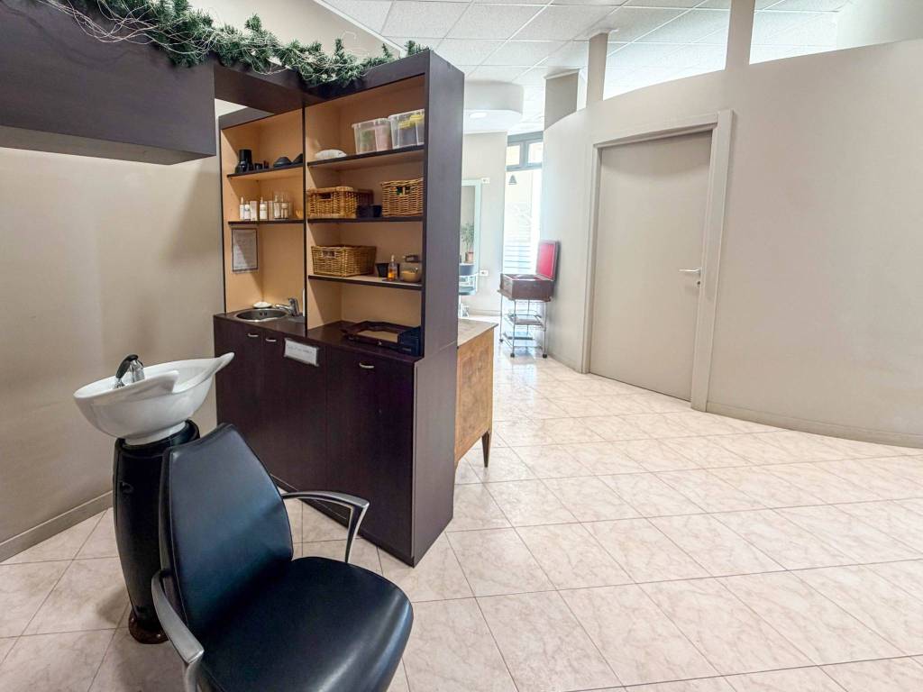 negozio in vendita ad Osnago