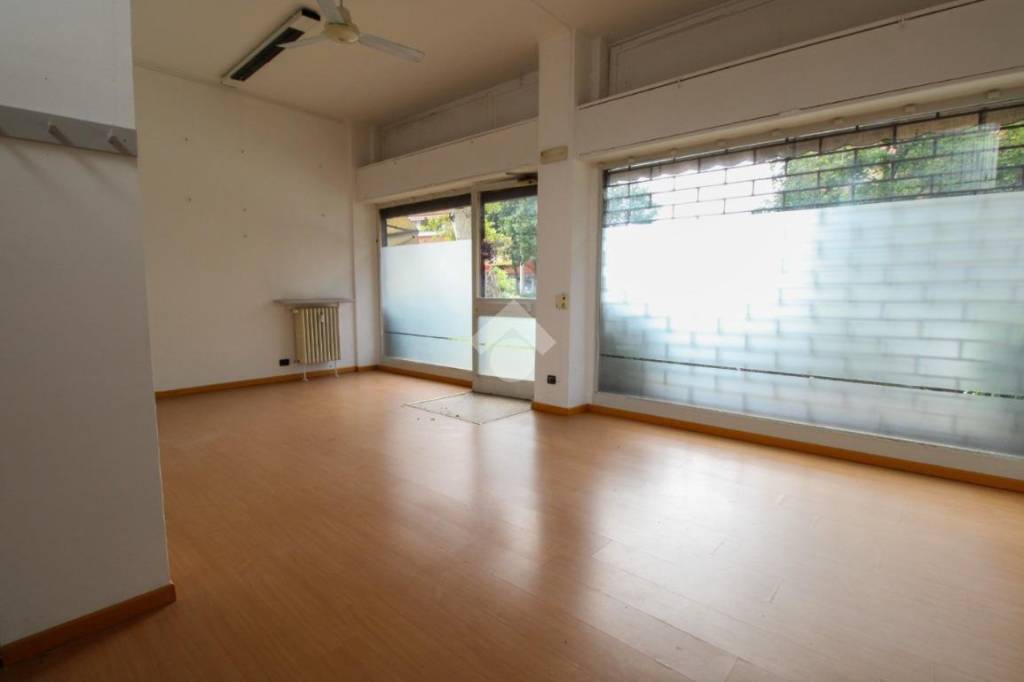 negozio in vendita ad Osnago