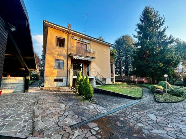 casa indipendente in vendita ad Osnago in zona Canova