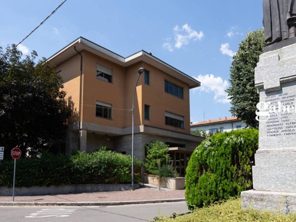 negozio in vendita ad Osnago in zona Canova