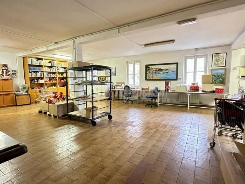 locale commerciale in vendita ad Osnago in zona Canova