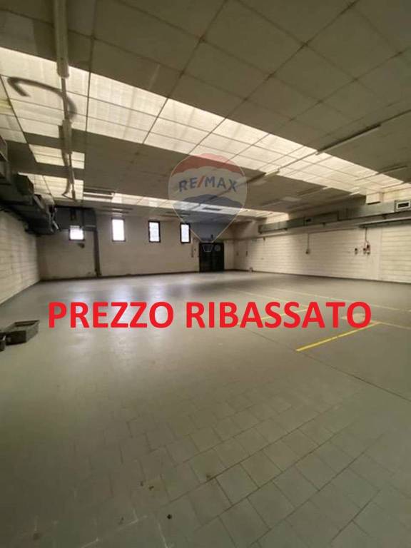 locale commerciale in vendita a Paderno d'Adda
