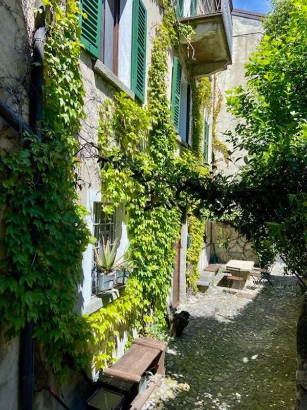 casa indipendente in vendita a Perledo in zona Gittana