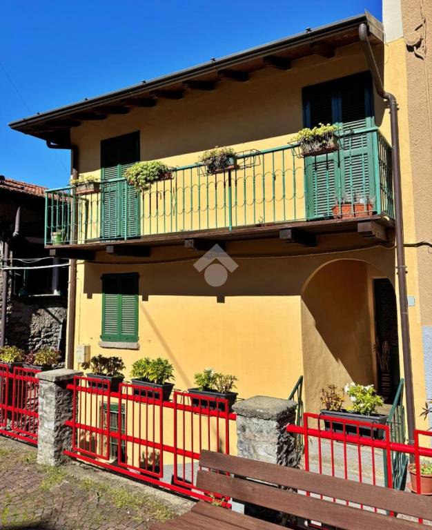 casa indipendente in vendita a Perledo in zona Regolo