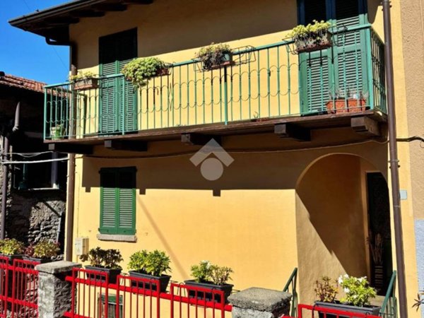 casa indipendente in vendita a Perledo in zona Regolo