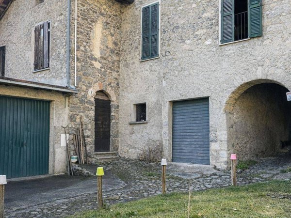 casa indipendente in vendita a Perledo in zona Gittana