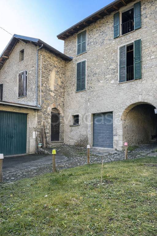 casa indipendente in vendita a Perledo in zona Regoledo