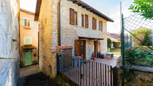 casa indipendente in vendita a Perledo