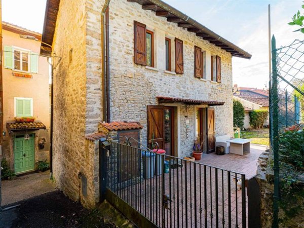 casa indipendente in vendita a Perledo