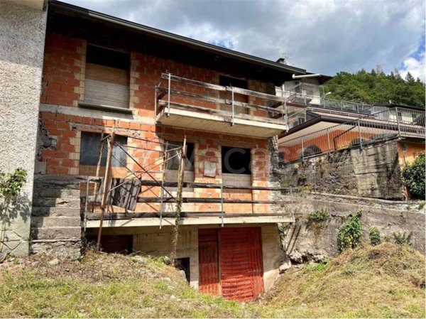 casa indipendente in vendita a Primaluna in zona Cortabbio