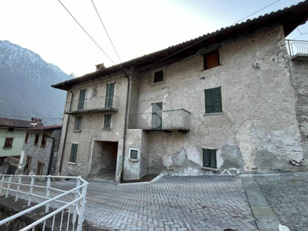 casa indipendente in vendita a Primaluna in zona Cortabbio
