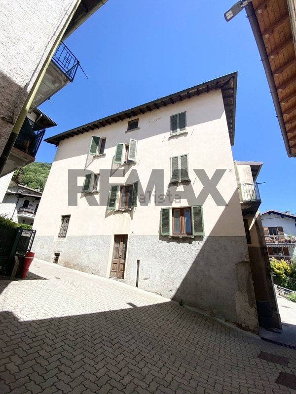 casa indipendente in vendita a Primaluna in zona Cortabbio