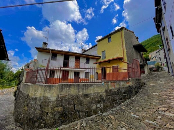 casa semindipendente in vendita a Fabbrica Curone in zona Lunassi