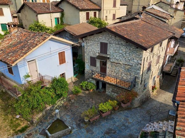 casa indipendente in vendita a Fabbrica Curone in zona Salogni