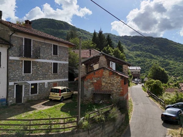casa indipendente in vendita a Fabbrica Curone in zona Salogni