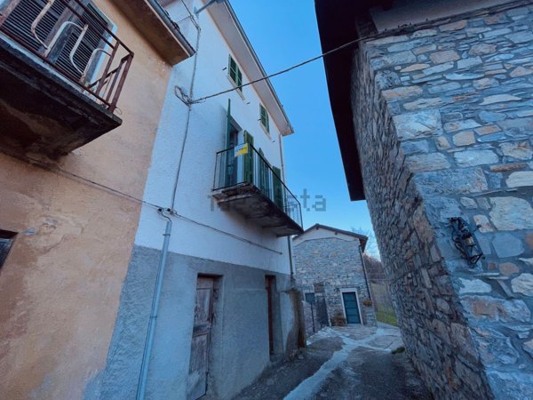casa semindipendente in vendita a Fabbrica Curone in zona Montecapraro