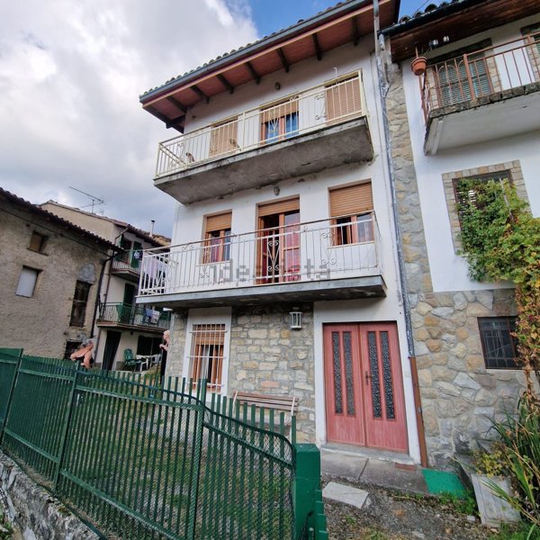casa semindipendente in vendita a Fabbrica Curone