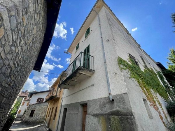 casa semindipendente in vendita a Fabbrica Curone in zona Montecapraro