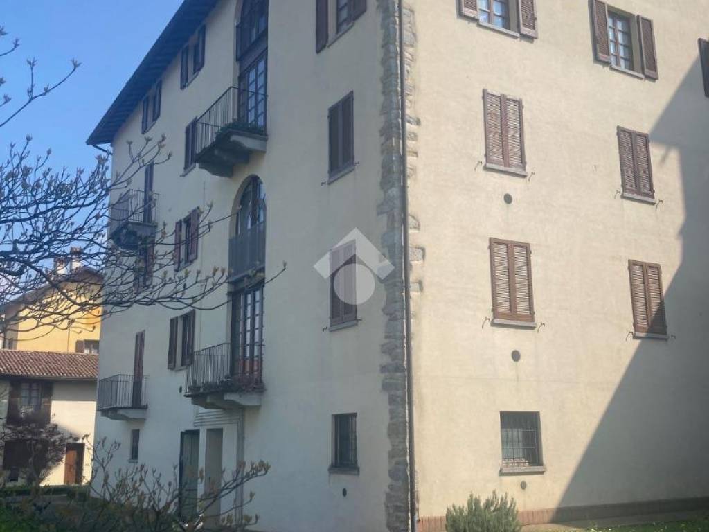 appartamento in vendita a Rogeno in zona Casletto
