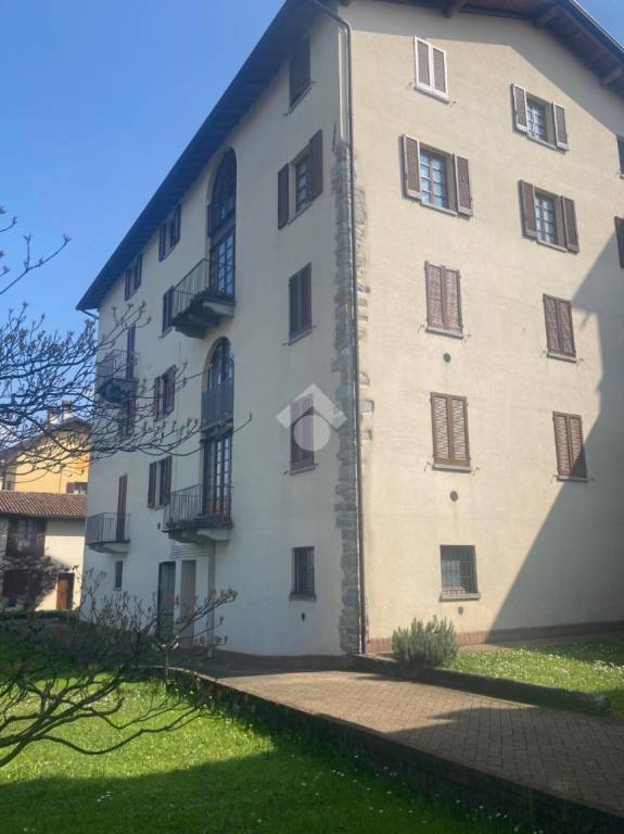 appartamento in vendita a Rogeno in zona Casletto